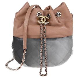 Borsa a secchiello Gabrielle piccola in pelle beige/nera di Chanel