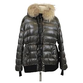 Moncler Daunenjacke mit Kapuze aus Nylon und Fell in Armeegrün