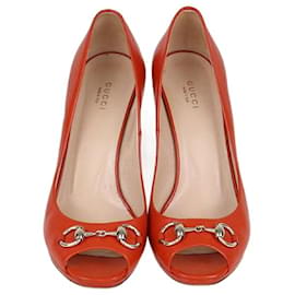 Peep-Toe-Pumps aus dunkelorangefarbenem Leder mit Gucci-Horsebit