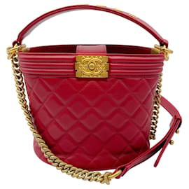 Borsa Bucket Boy in pelle di vitello trapuntata Chanel rossa / hardware dorato