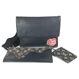 Pochette Trio della Collezione LV Squared di Louis Vuitton M81013