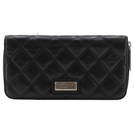 Cartera larga Matelassé Chanel en piel de cordero negro