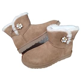 Botines Ugg Pearl Gem Bling de piel de ciervo marrón