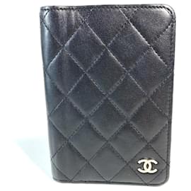 Gepolsterte Reisepasshülle mit CC-Logo von Chanel