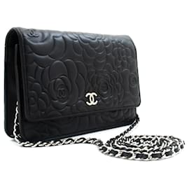 CHANEL Borsa a catena WOC in pelle nera con camelia in rilievo