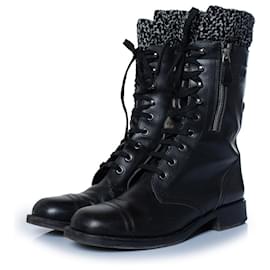 Chanel, Schwarze Leder-Tweed-Socken-Kampfstiefel mit CC-Logo