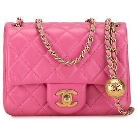 Chanel Mini Quadrato Rosa Classico in Pelle di Agnello con Perle e Patta Singola