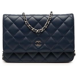 Portafoglio Chanel Blue CC in pelle di agnello trapuntata con catena