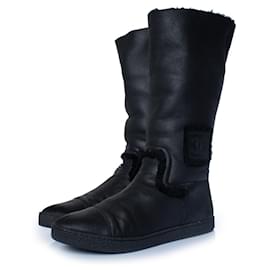 Chanel, Botas de piel de oveja negra