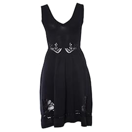 Schwarzes ausgestelltes Kleid von Sandro mit Stickerei.