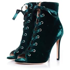 Grüne Samt-Stiefeletten von Giuseppe Zanotti.