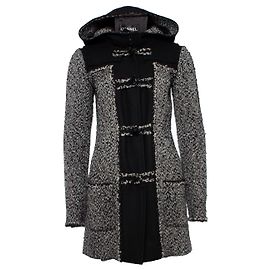 Abrigo monty con capucha de tweed de Chanel.