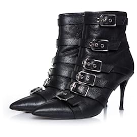 Mehrfachschnallen-Stiefel von Giuseppe Zanotti.