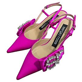Autre Marque Slingback-Pumps mit spitzem Zehen und Bijou-Logo von Sergio Rossi
