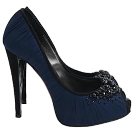 Décolleté aperti decorati in satin blu navy di Giorgio Armani