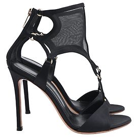 Sandali con tacco T-Strap in satin nero con dettagli in rete di Gianvito Rossi