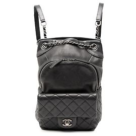 Zaino a flap in pelle di vitello nera CC piccolo di Chanel