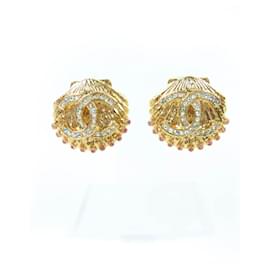 Orecchini Chanel G23C design a conchiglia con marchio Coco in strass