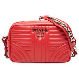 Diagramme Kamera Tasche aus rotem Kalbsleder von Prada