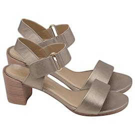 Sandali con tacco a blocco e cinturino alla caviglia in pelle dorata metallizzata Stuart Weitzman