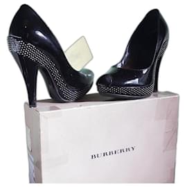 Lackleder Peep-Toe Plattform mit Metallnieten. - Burberry