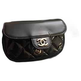 Piccola borsa Chanel in pelle verniciata nera