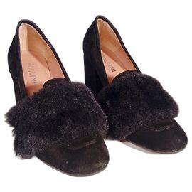 Décolleté Pollini in camoscio nero con inserto in pelliccia e tacco blocco