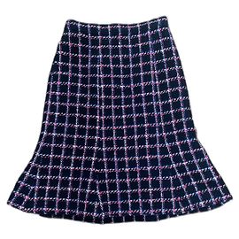 Falda Chanel de tweed negro con cuadros azules y rojos