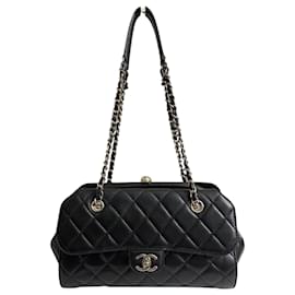 Borsa a scomparto in pelle di agnello nera CC Kisslock classica di Chanel