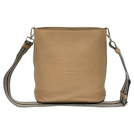 Borsa a spalla in pelle Vitello Phoenix beige di Prada