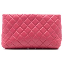 Clutch Kiss Lock in pelle di agnello trapuntata rosa di Chanel