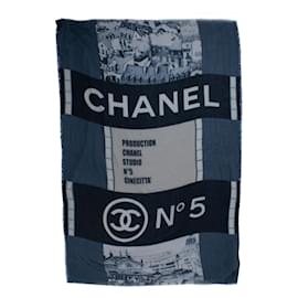 Chanel, Sciarpa in cashmere CC Cinema in blu e bianco