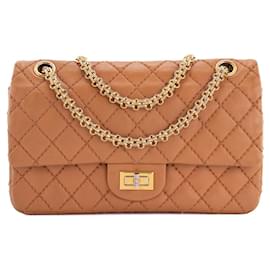 CHANEL - Umhängetasche 2.55 Chanel aus glattem braunem Leder