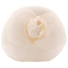 CHANEL - Spilla Camelia Chanel in tessuto bianco