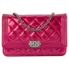 CHANEL - Bolso de Cadena Wallet on Chain Boy Chanel en Cuero Patente Fucsia