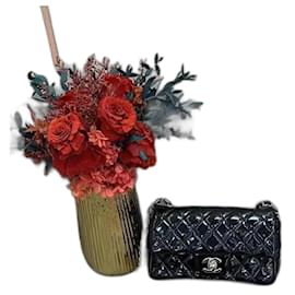Bolso rectangular clásico mini Chanel en piel de charol negra