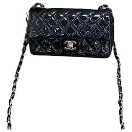 Bolso rectangular clásico mini Chanel en piel de charol negra