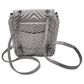 Kleine Urban Spirit Rucksack aus silberner, schimmernder, gestepptem Kalbsleder von Chanel