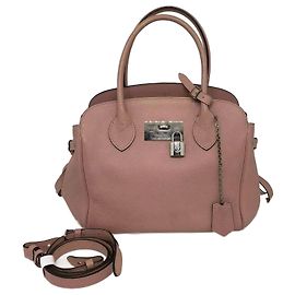 Sac Louis Vuitton Milla PM en cuir de veau rose.