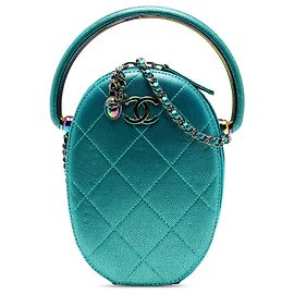 Chanel blauer gesteppten Metallic-Caviar ovaler Kamerabeutel mit Regenbogenbeschlägen