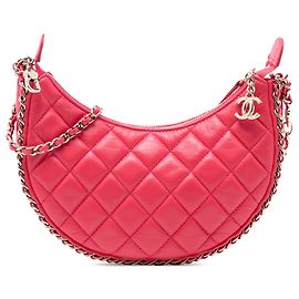 Borsa hobo piccola Chanel in pelle di agnello trapuntata rosa con catena attorno al gancio