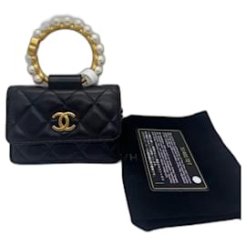 Chanel Clutch aus gestepptem Lammleder mit Perlenkrone