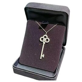 Tiffany & Co Pendente chiave corona Tiffany in oro 18K con diamanti.