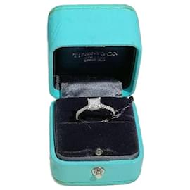 Anello di fidanzamento in diamante taglio princess Novo o Soleste di Tiffany & Co.
