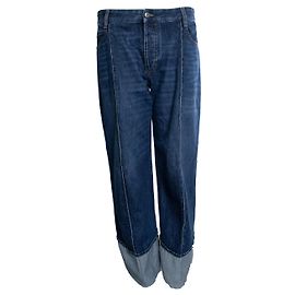 Bottega Veneta, jeans recortados y doblados en azul