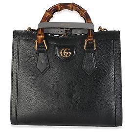 Borsa Diana Small in pelle di vitello testurizzata nera e grigia polverosa Gucci con web.
