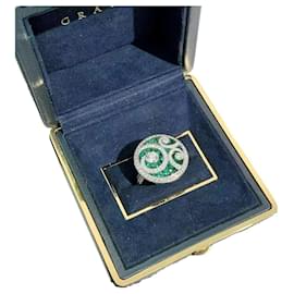Anillo de cóctel en oro blanco con esmeralda y 'diamante sobre diamante' de Graff.