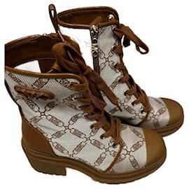 Michael Kors Leder Stiefeletten mit Goldbeschlag