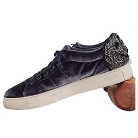 Lola Cruz Sneaker aus Velours Grau