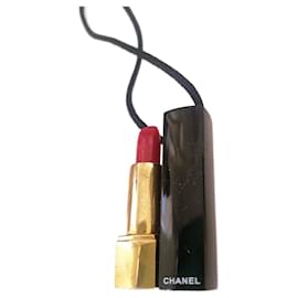 Collana Chanel con Pendente a Forma di Rossetto Nero e Oro